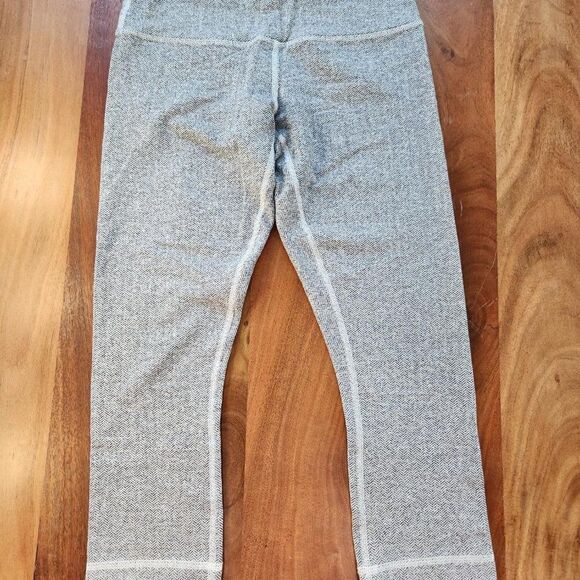 Lululemon Wunder Under Crop - Picture 2 of 9